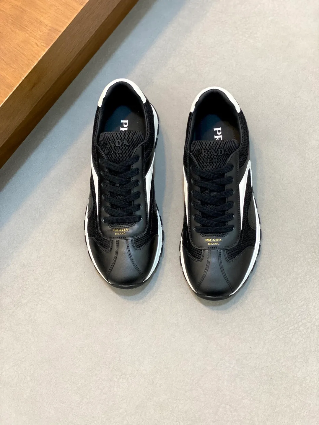 Men's shoes 💰740 Prada men's new lace-up sports and casual shoes. This upper is made of imported calfskin stitching. The tongue is P's classic bronzing lougou. The lining is made of calfskin for the feet. The outsole is made of non-slip sports exclusive rubber outsole with logo. It feels good on the foot. It is fashionable and fashionable. It has a standard sports version and looks very good on the foot! Comes with original box and dust bag! L leather shoe size: 39/40/41/42/43/44 original box packaging + dust bag